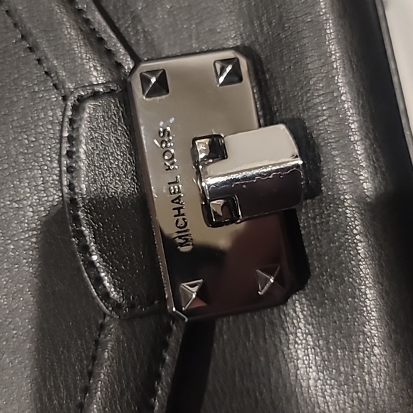 NWT Michael Kors Kinsley Crossbody with Matching Wallet - Picture 3 of 11